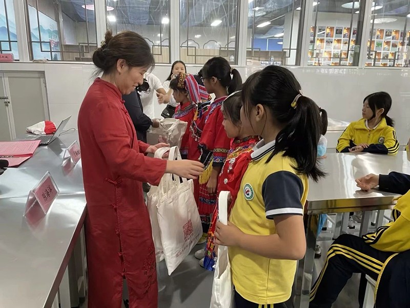 邵阳市五里牌小学“民族团结话中秋”活动在玖味中医药膳研学实践教育基地顺利举行