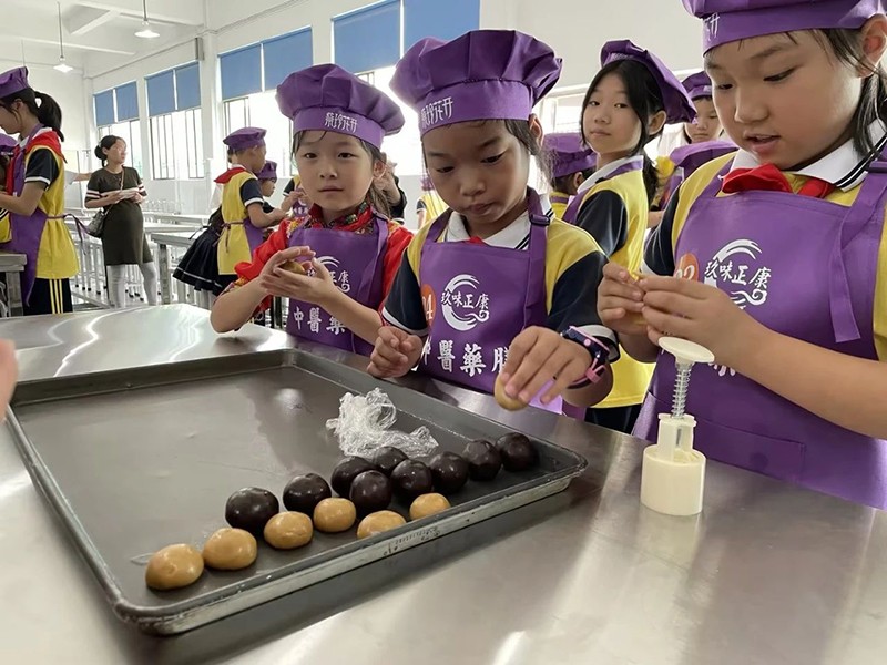 邵阳市五里牌小学“民族团结话中秋”活动在玖味中医药膳研学实践教育基地顺利举行